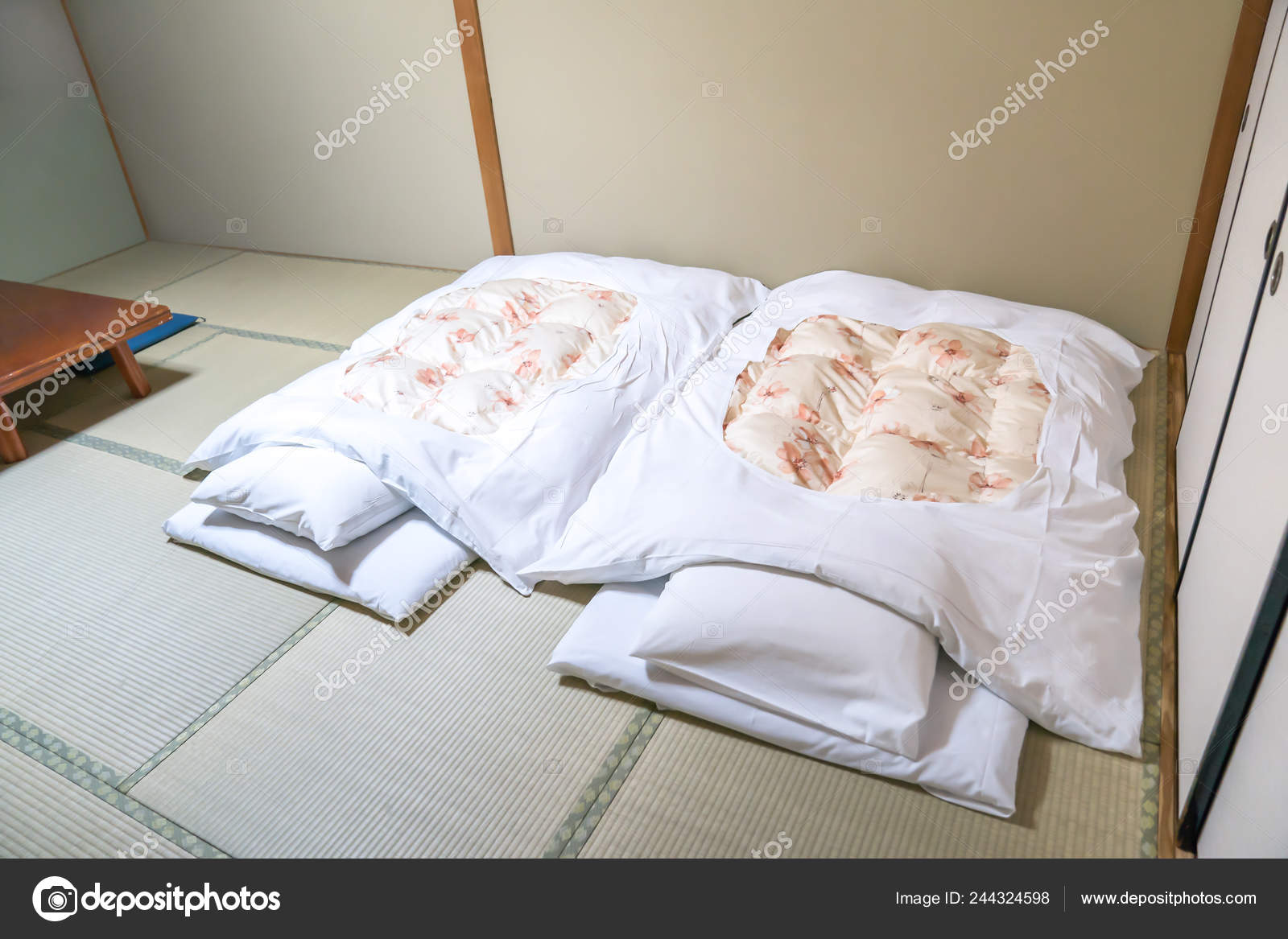 Futon Japanilainen Tikattu Patja Rullattu Lattialle Tatami Käytettäväksi  Sänky Japani — valokuva © surachetsh #244324598