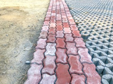 zemini yeşil çim ve arka plan veya doku kum gri renkli taş tuğla blok.