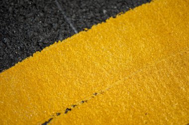 Asfalt yolda taze termoplastik kapatın