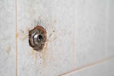 kırık Boru döşeme, duvar tuvalette.