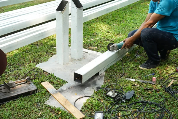 Aziatische Smith Werknemer Zijn Zagen Staal Ijzer Paal Achtertuin Tuin — Stockfoto