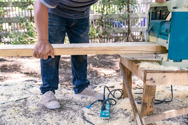 Trabajador Frota Placa Madera Larga Grande Con Máquina Pulir Jardín — Foto de Stock