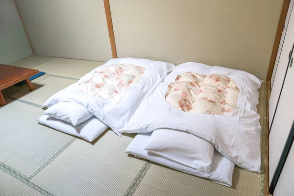 Futon Kasur Berlapis Jepang Tergulung Lantai Tatami Untuk Digunakan Sebagai — Stok Foto