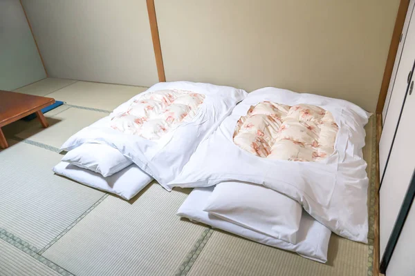 Döşeği; bir Japon kapitone yatak olarak bir yatak., Japonya stili kullanmak için katta (tatami) silindir dışarı.