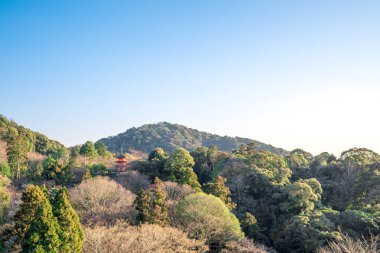 Kiyomizu-dera alan doğa manzara dağ ve gökyüzü., Japonya