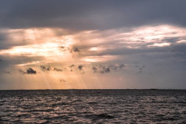 Alacakaranlık Bangsaen plajda, Chonburi Eyaleti, Tayland.