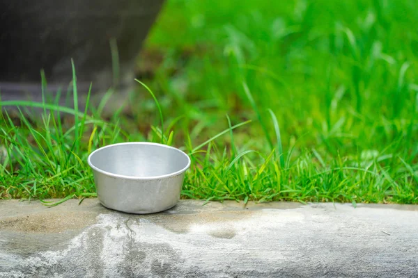 Tazza Zinco Sulla Parte Pedonale Con Sfondo Del Giardino — Foto Stock