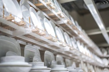 Yeni açık beyaz tabak satış yeni ev için raf düzenlenmiştir.