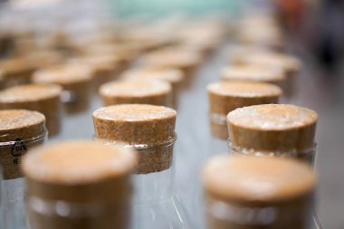 cork cam şişe satır yukarı kapatın.