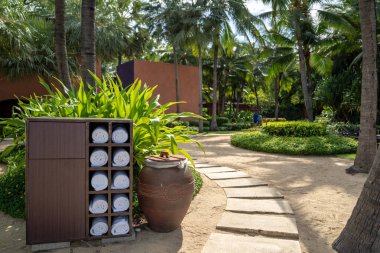 havlu ahşap kare kutu otelin özel plaj bahçedeki haddeleme kullanmak gezgin için hazırlanan.