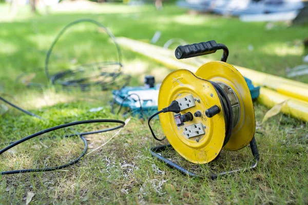 elektrik kablo hub öğlen alan çim bahçesinde