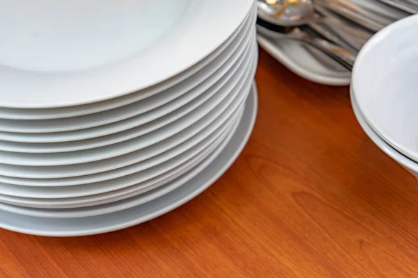 Étel Tányérok Tálak Kanalat Villát Megszervezése Előkészítése Asztal Svédasztalos Ebéd — Stock Fotó