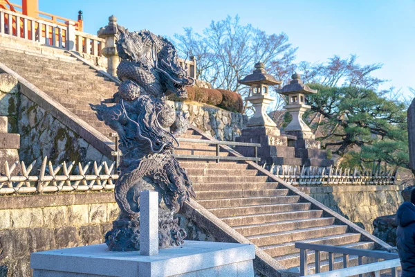 Estatua Dos Dragones Rocosos Asia Con Ojo Amarillo Rodando Postura — Foto de Stock