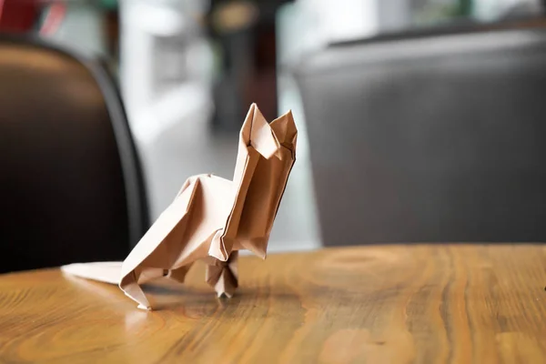 棕色袋鼠纸折叠折纸 装饰在餐厅 咖啡店 — 图库照片