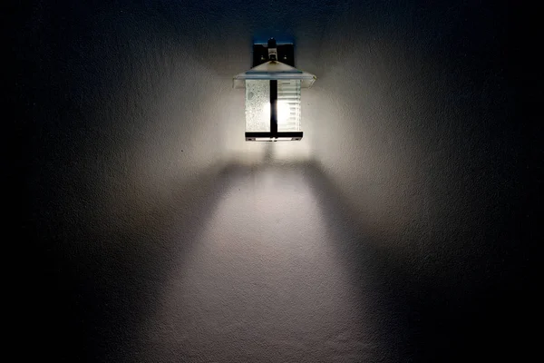 Lâmpada Vidro Quadrado Luz Feixe Led Parede Branca Escuro — Fotografia de Stock