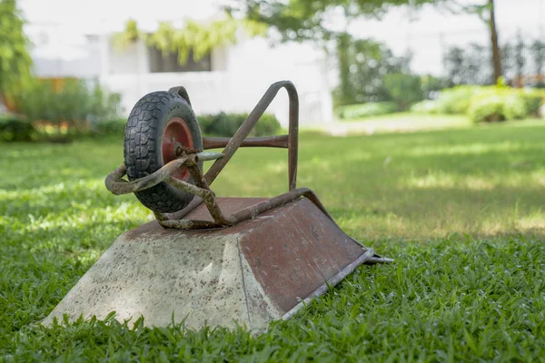 Parcheggio Carrelli Costruzione Sul Campo Erba Nel Giardino Mezzogiorno — Foto Stock