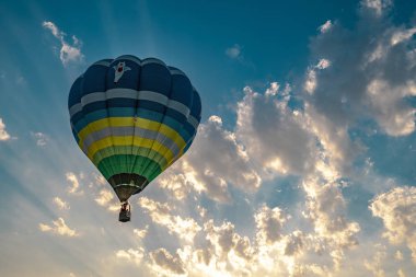 Chiangrai, Tayland - 15 Şubat, 2018: Singhapark balon Fiesta 2018 bir sürü insan olay ile onlar balon çıkar bekleyen / rekabet açılış.