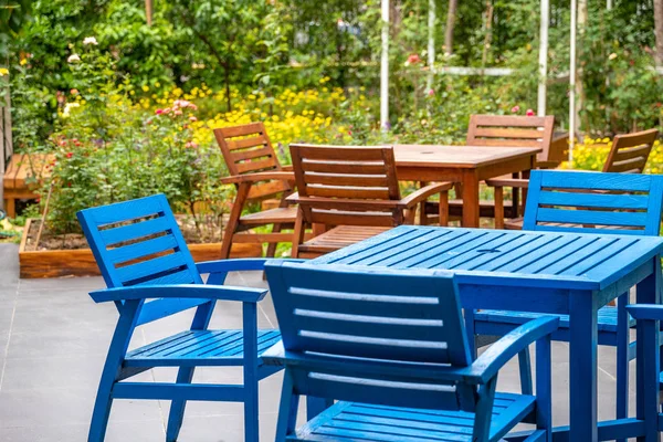 Legno Ponte Blu Marrone Sedia Tavolo Giardino Con Sfondo Colorato — Foto Stock