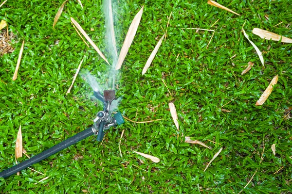 Nahaufnahme Spritzwasser Auf Gras Garten Streuen — Stockfoto