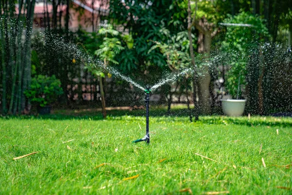 Fresh Water Splash Sprinkle Pole Settle Grass Feild Outdoor Garden — Stock Photo, Image