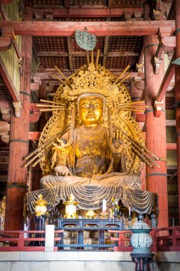 Altın dev Guan Yin heykelini Todaiji Tapınağı, Nara-Ken, Japonya