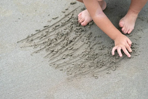 Close Kid Foot Hand Play Learn Beach — Stock Photo, Image
