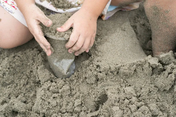 Niño Sostiene Juega Arena Taza Plástico Playa — Foto de Stock