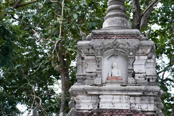 Grande Estátua Buda Branco Com Parede Fundo Velho — Fotografia de Stock