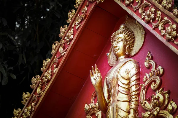Patung Buddha Emas Yang Agung Dengan Dinding Merah Tua Dan — Stok Foto