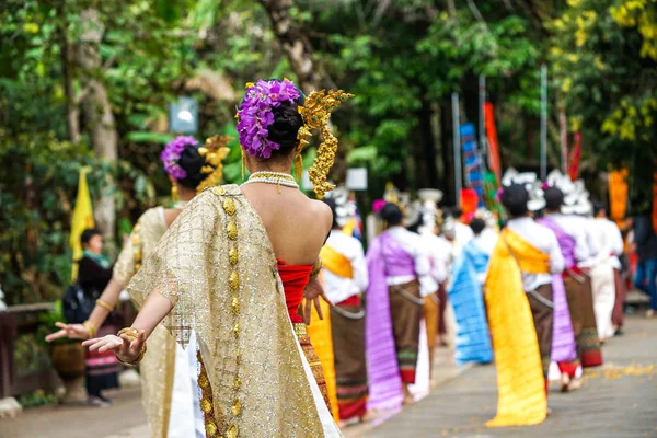 Bela Asiática Fêmeas Dança Tailandês Dança Estilo Com Local Clássico — Fotografia de Stock