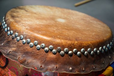 Vintage Asya geleneksel davul, Çince yeni yıl maniputed artifactial aslan kullanımda.