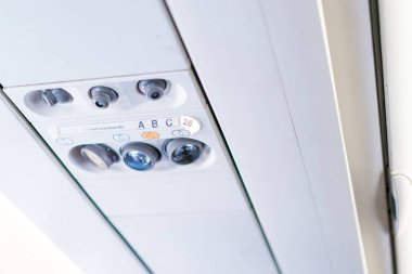 closeup uçak konsol paneli; lamba, ışık, düğme, hava durumu, sefty kemer ve yasaktır aydınlatma yok yardıma ihtiyacım var.