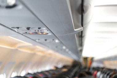 closeup uçak konsol paneli; lamba, ışık, düğme, hava durumu, sefty kemer ve yasaktır aydınlatma yok yardıma ihtiyacım var.