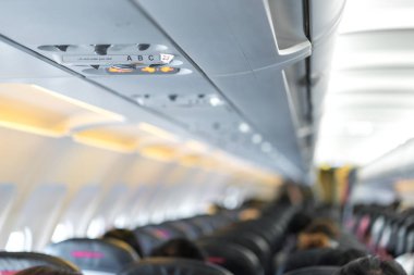 closeup uçak konsol paneli; lamba, ışık, düğme, hava durumu, sefty kemer ve yasaktır aydınlatma yok yardıma ihtiyacım var.