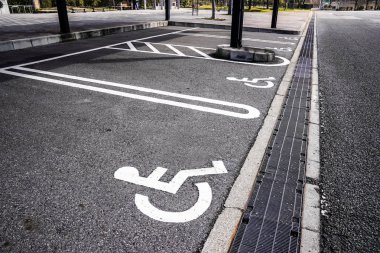 Japonya araba biIe alanında engelliler için ayrılmış Park.