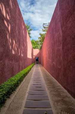 güzel kırmızı benzersiz geçit duvar her yerde soyut tekstürlü.