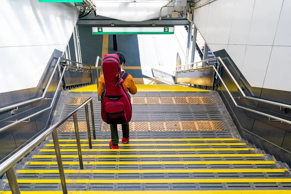 Japanska Kille Gick Nedför Trappan Tågstationen Med Gitarr Ryggsäcken Ryggen — Stockfoto