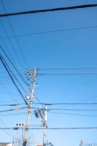 電柱と電気交通光サインオン オープンスカイ 日本でポストします — ストック写真