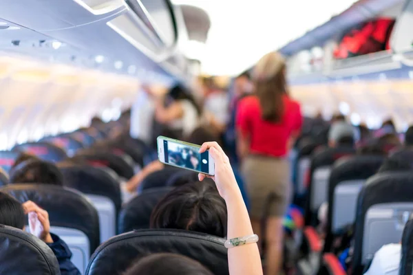 Gezgin selfie fotoğraf cep telefonundan Uçak koltuğu al. Ters görüntü.