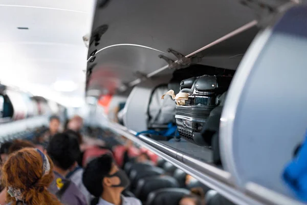 飛行機棚オーバーヘッド助手席に荷物 — ストック写真