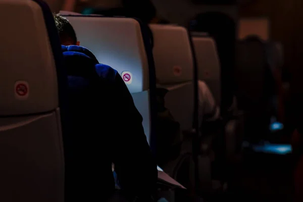 Viajero Leyendo Algo Avión Con Luz Oscura Baja Alrededor — Foto de Stock