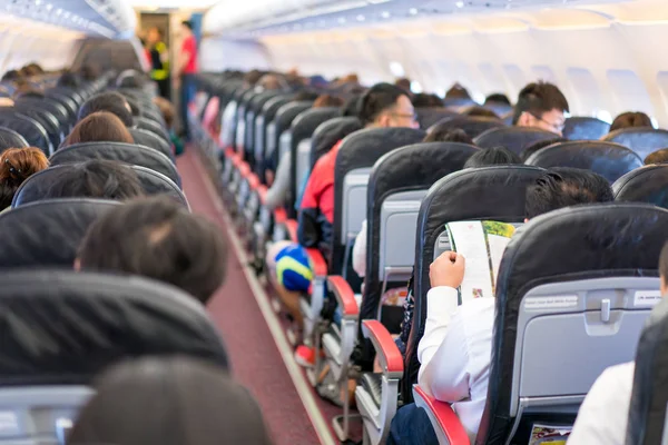 Aziatische Passagier Lezen Van Het Tijdschrift Menue Winkel Tijdens Het — Stockfoto