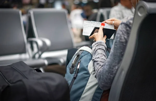 Mulher Verifica Seu Passaporte Bilhete Avião Mão Esperando Avião Aeroporto — Fotografia de Stock