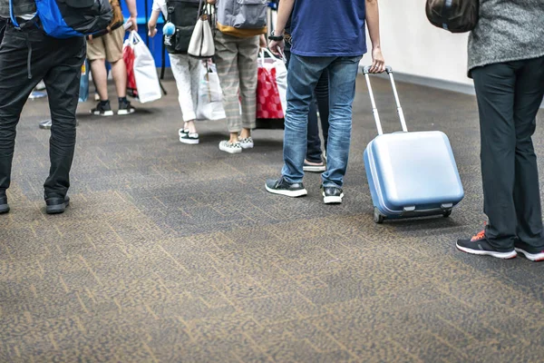 Asiatische Touristen Internationalen Flughafen Zum Flugzeug Gateway Gezogen — Stockfoto