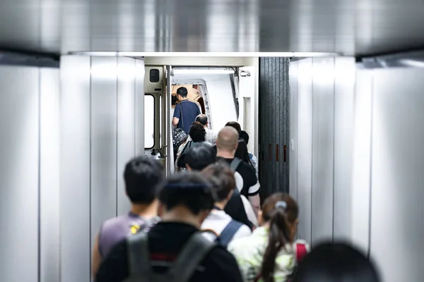 Reizigers Passagiers Lopen Vliegtuig Vliegtuig Tubeline Vastzetten Binnen Loopbrug — Stockfoto