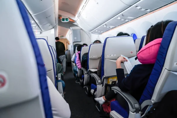 Пассажир Читающий Книгу Ряду Сидений Самолета — стоковое фото