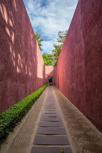 güzel kırmızı benzersiz geçit duvar her yerde soyut tekstürlü.