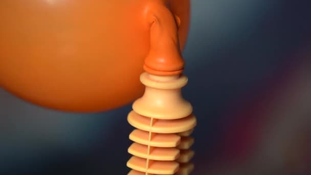 幼い子供の手は オレンジ色の風船と Bollow で空気圧を実験し テストする科学です — ストック動画