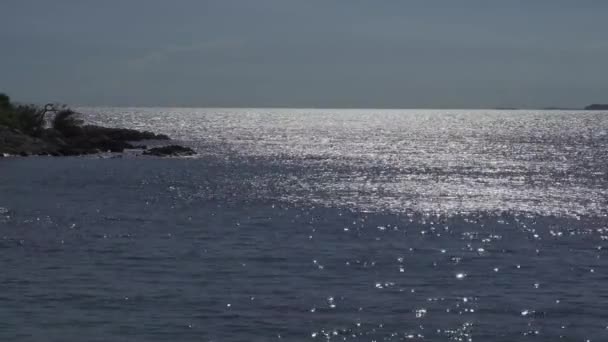 Riflessione Della Luce Solare Lucida Nel Mare Con Roccia Nero — Video Stock