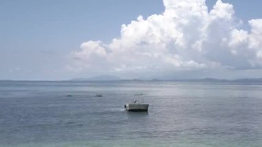 Tekne ile deniz Timelapse/gemi ve küçük dalga/Rüzgar, güzel açık bulut gökyüzünde. Tayland.
